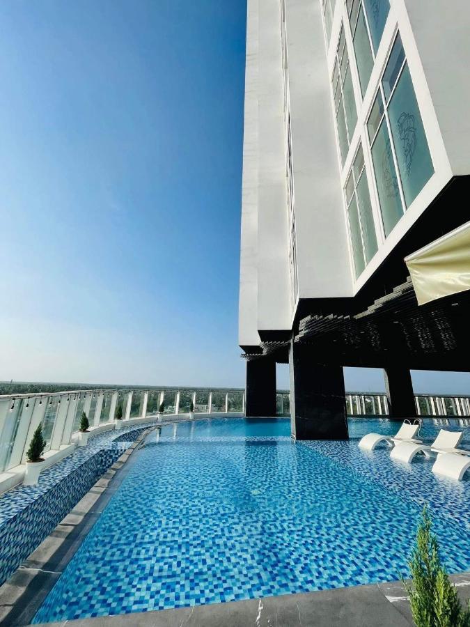 Diamond Stars Ben Tre Hotel Extérieur photo The pool at the 360° Sky Bar