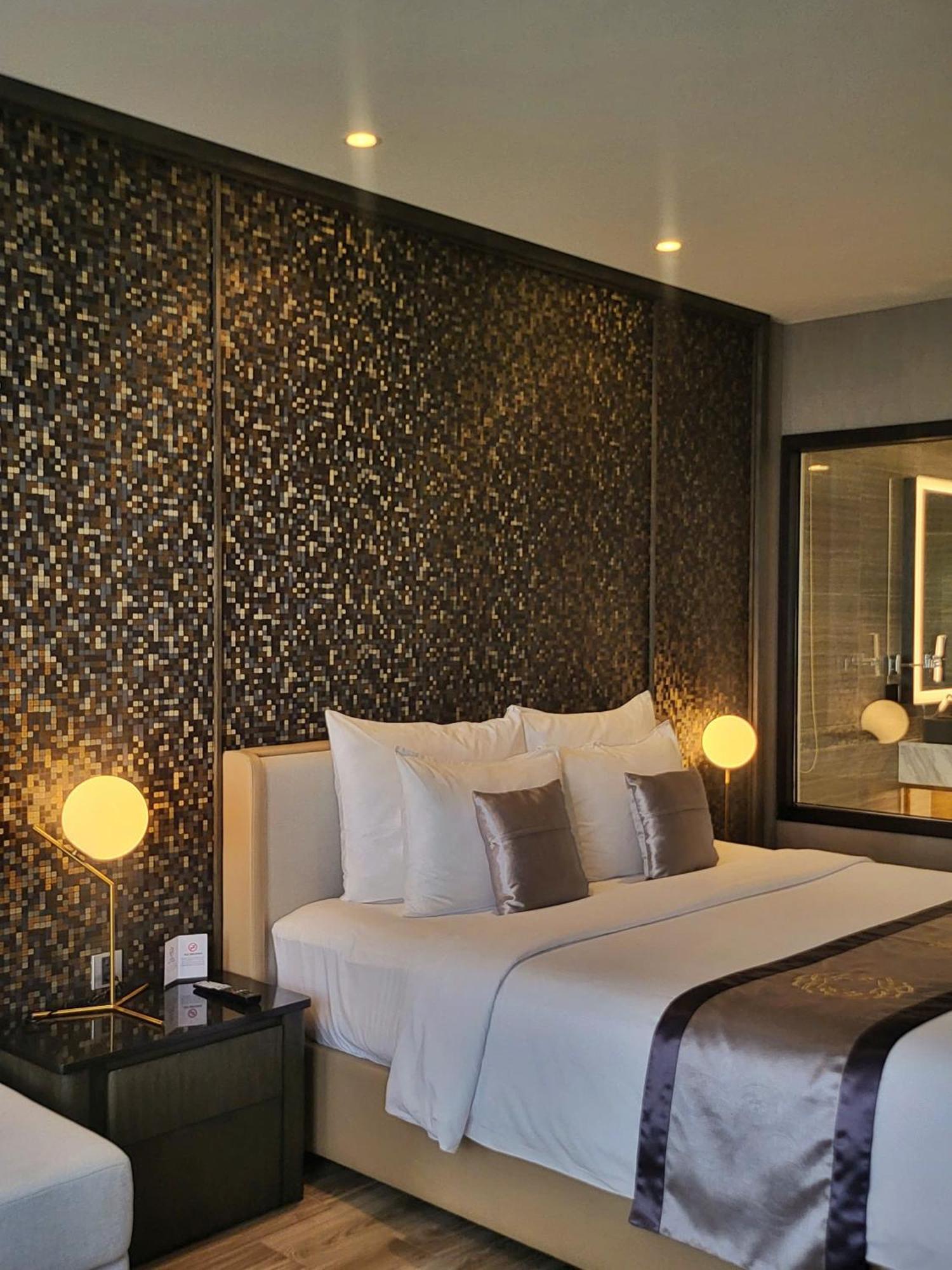 Diamond Stars Ben Tre Hotel Extérieur photo A bedroom at the hotel