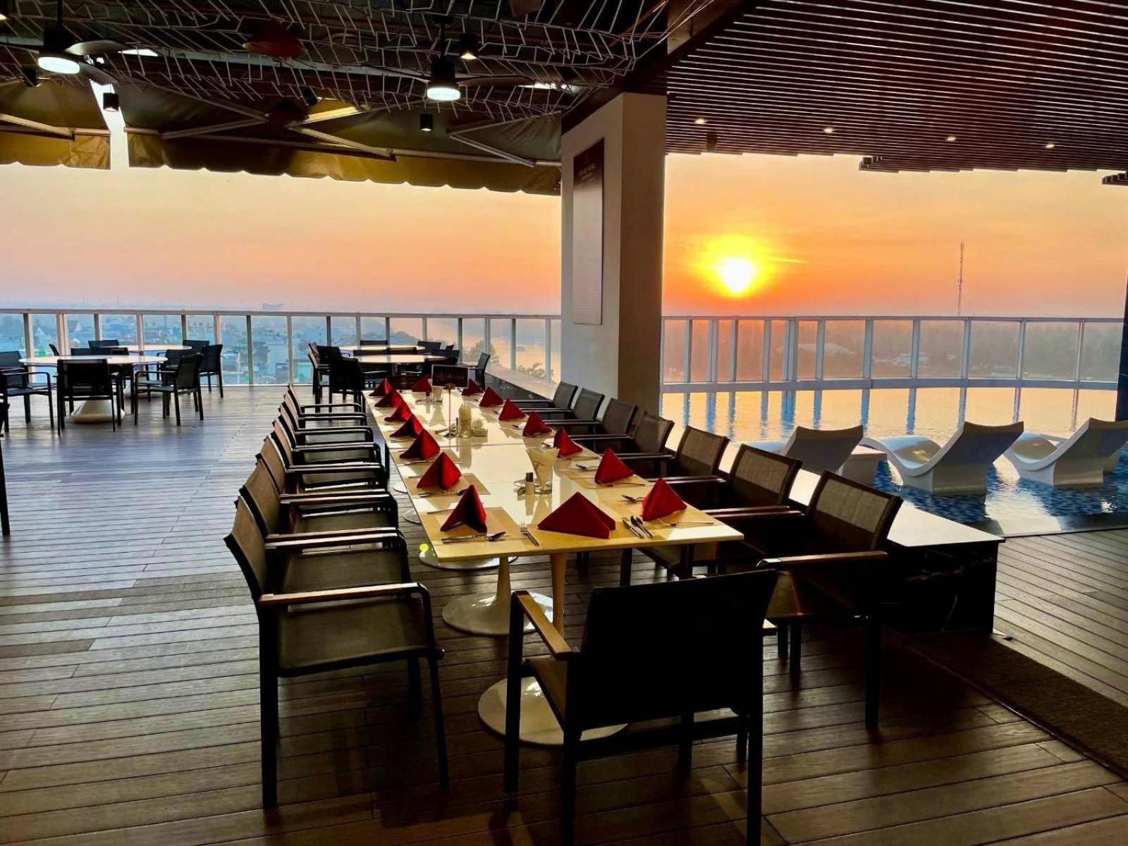 Diamond Stars Ben Tre Hotel Extérieur photo Sunset at the Sky Bar
